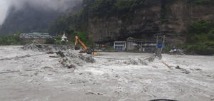 मनाङमा झोलुंगेपुल बगायो